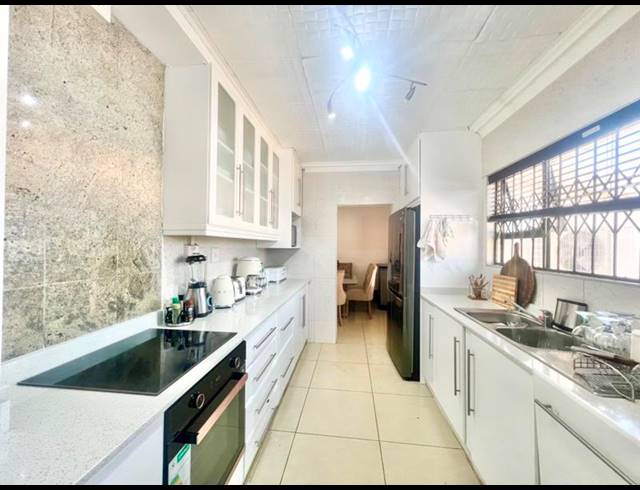 3 BEDROOM HOUSE FOR SALE IN BISLEY